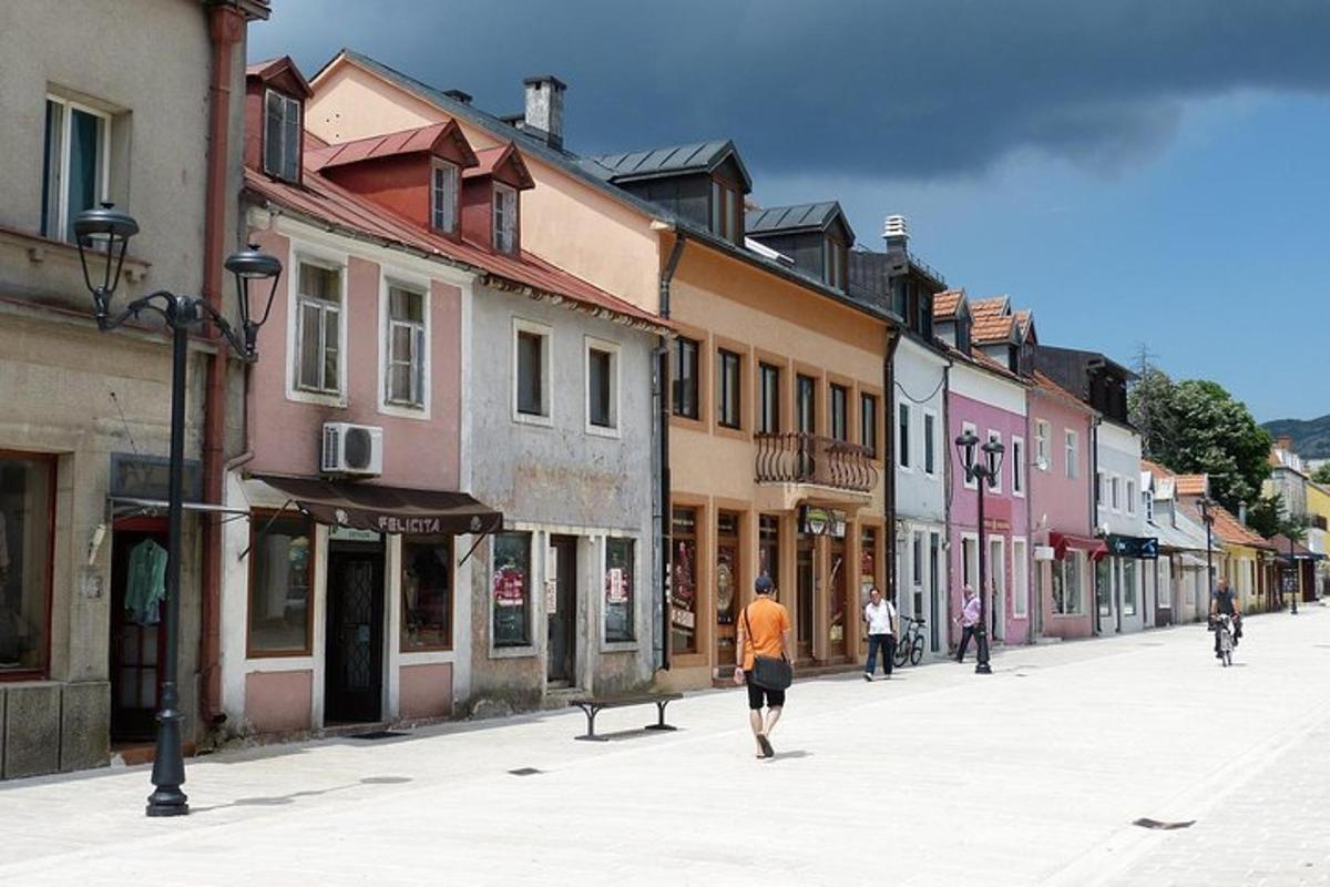 Un hombre caminando por una calle de la ciudad con edificios.