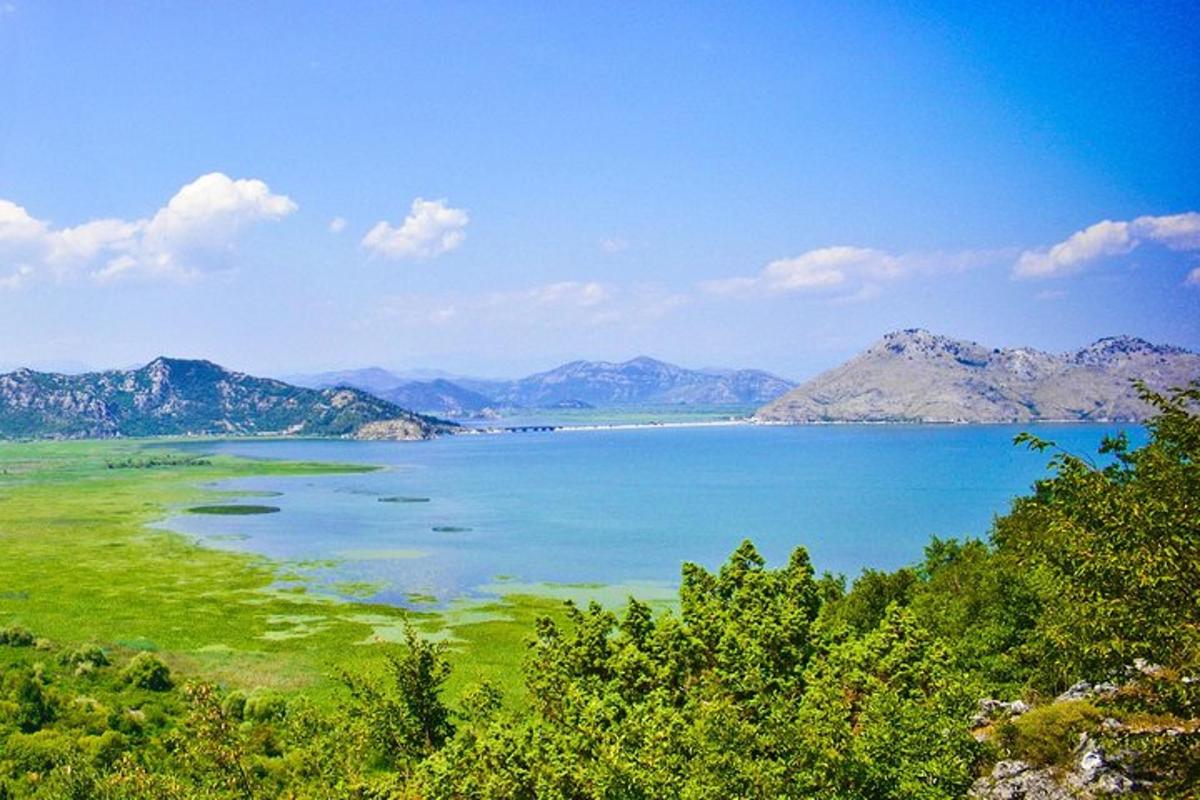 una gran masa de agua con montañas al fondo