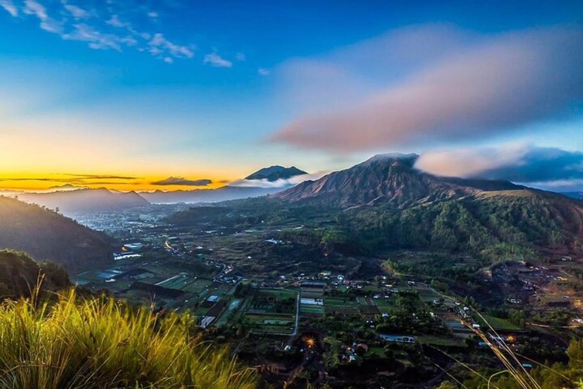 pemandangan bandar dengan latar belakang gunung