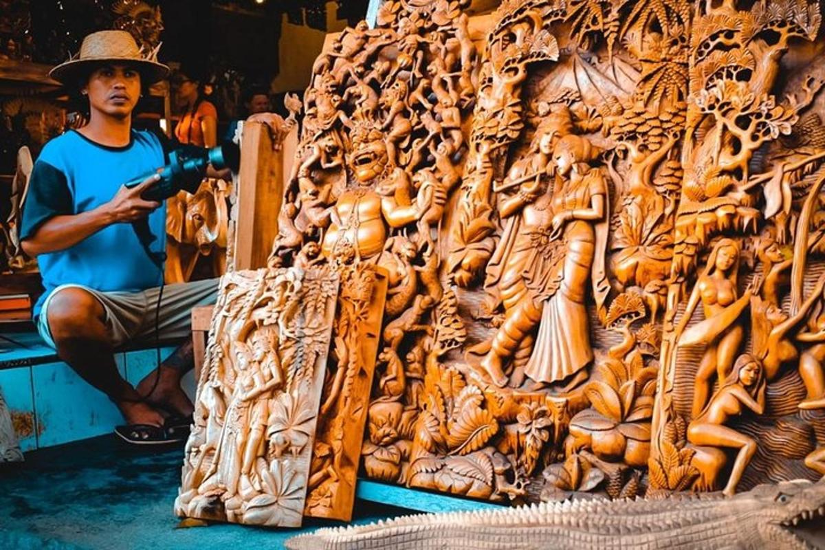 seorang lelaki mengambil gambar paparan ukiran kayu