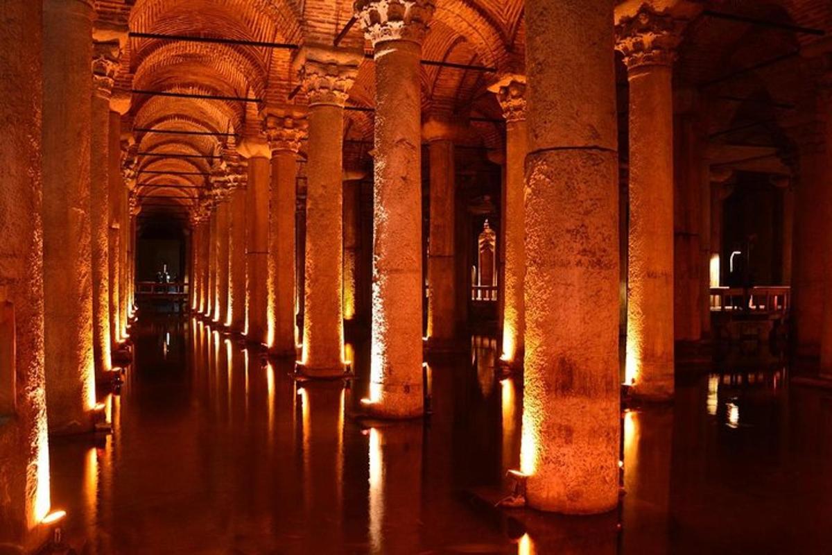 un passadís d'un edifici amb columnes i llums