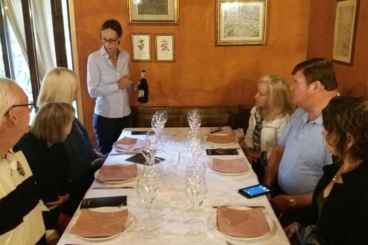 en gruppe mennesker som sitter rundt et bord