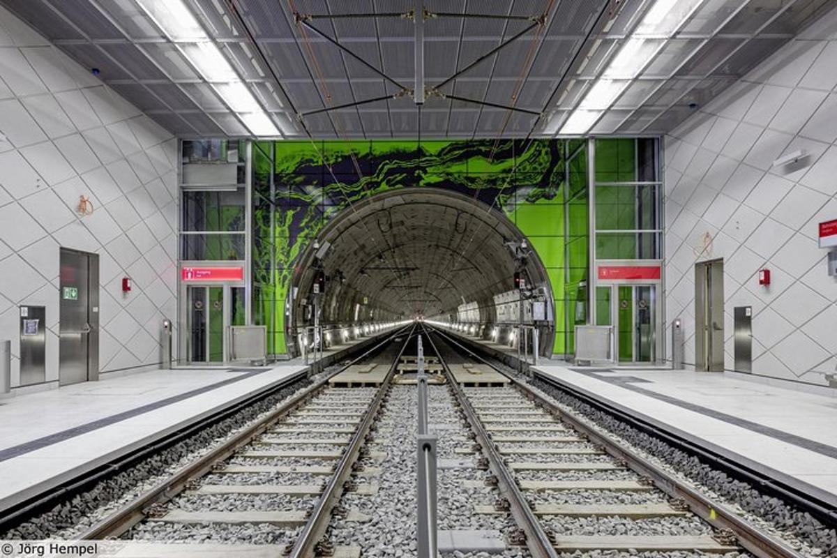 stanica metra s železničnou traťou a nástennou maľbou