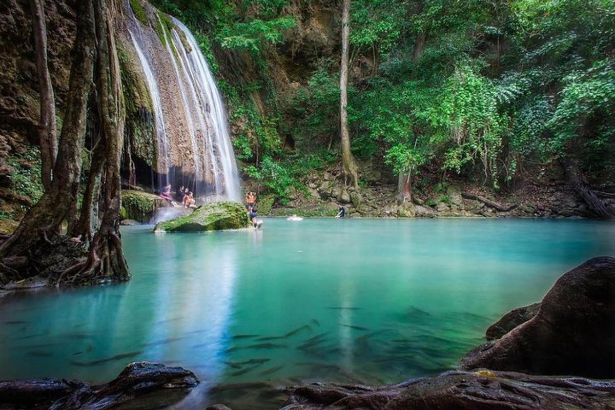 uma cachoeira no meio de um rio
