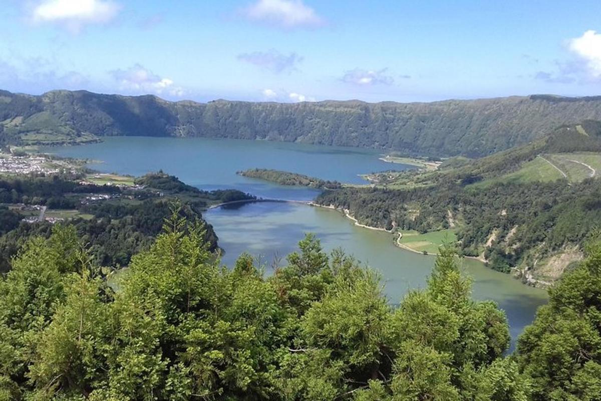 pogled na veliko jezero v gorah