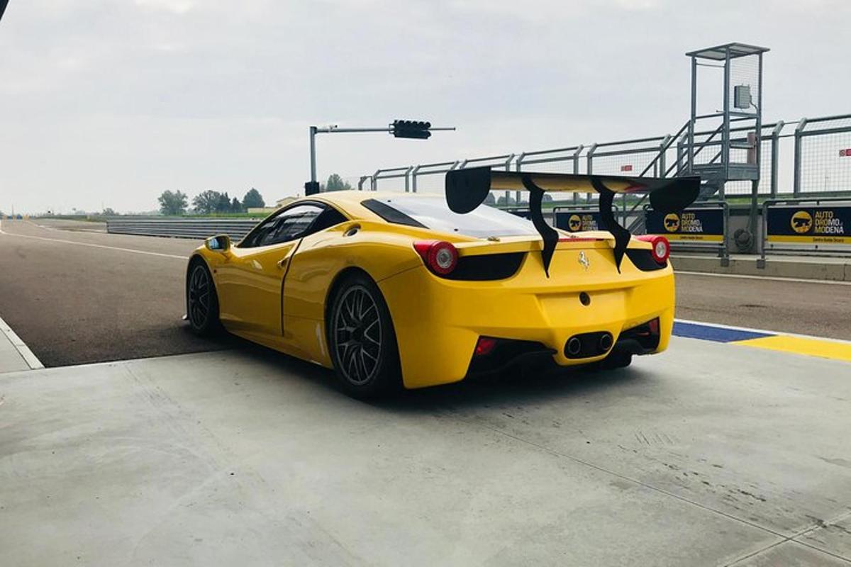 un'auto gialla è parcheggiata sulla strada