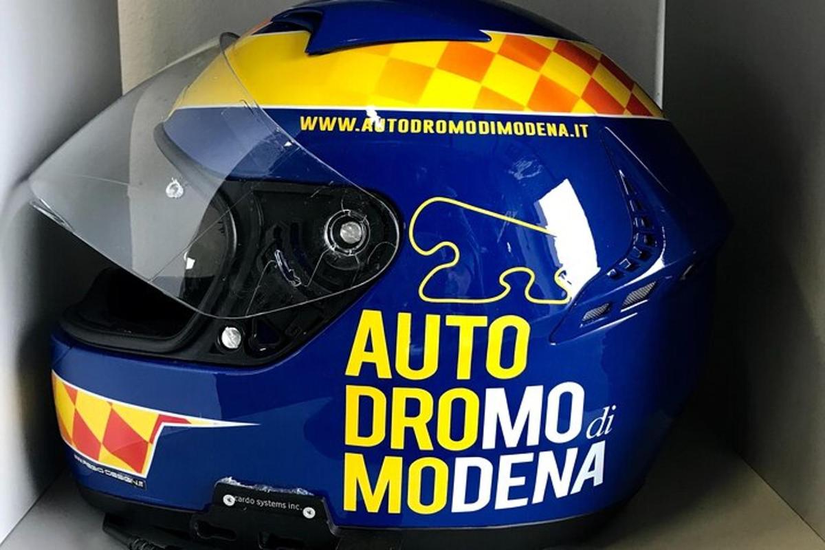 un casco da motociclista appoggiato in cima a un muro