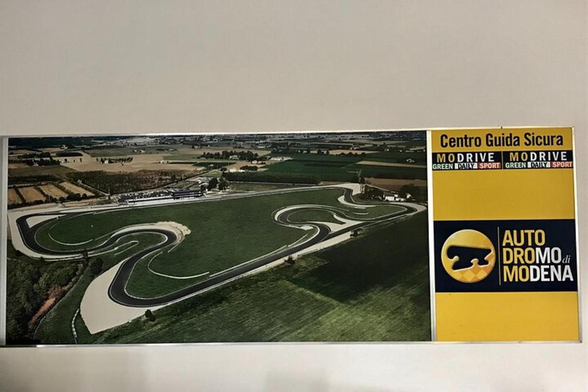 un'immagine di una pista da corsa con un cartello