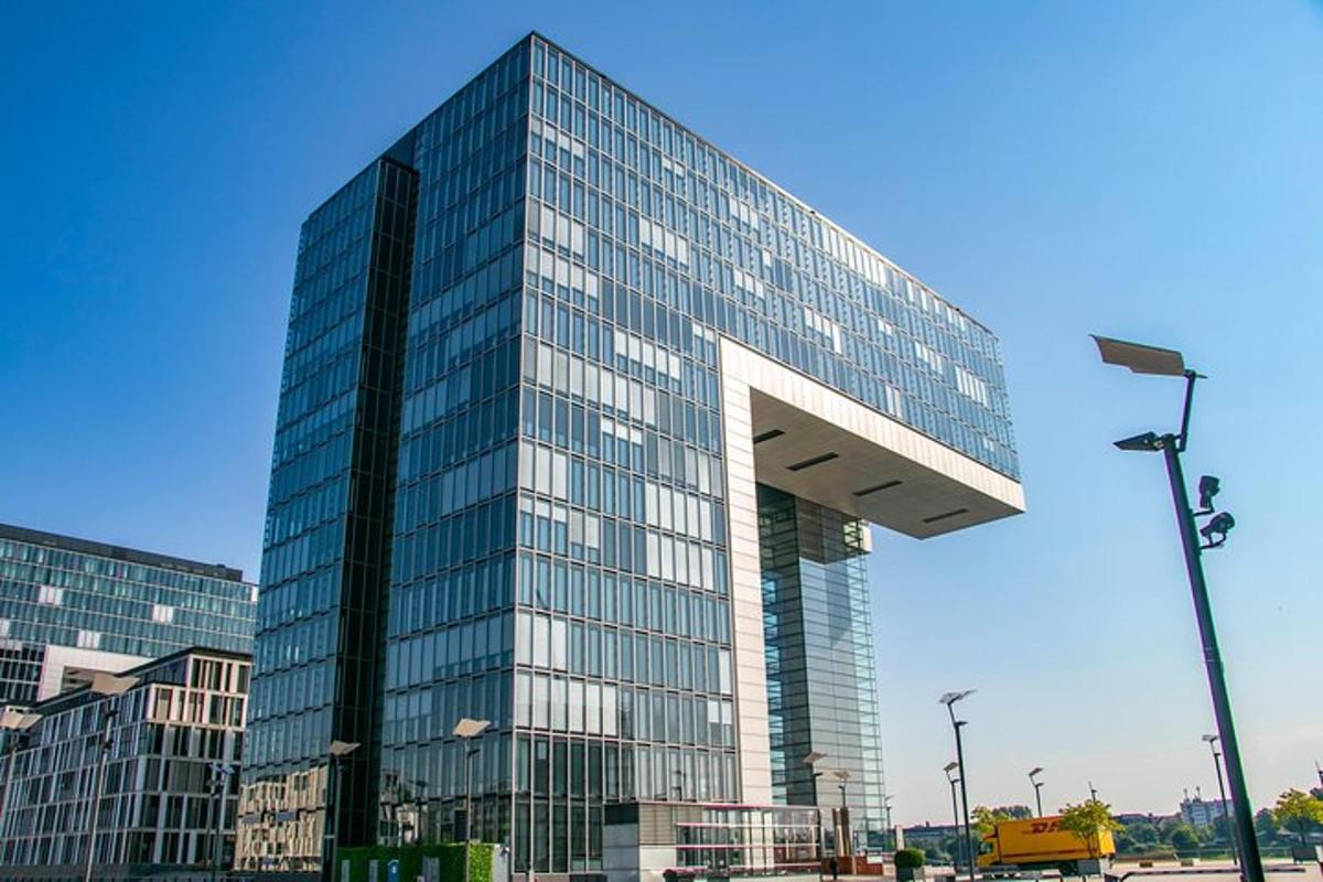 un grand immeuble de bureaux en verre avec une enseigne dessus
