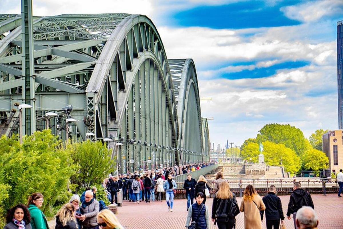група хора, преминаващи през мост