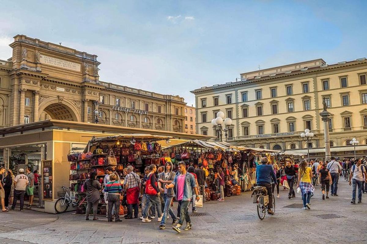 una folla di persone che camminano in un mercato in una città