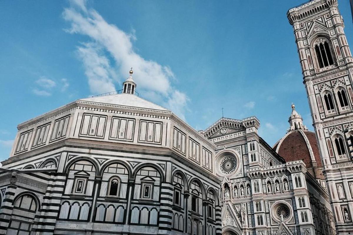 un grande edificio bianco con una torre dell'orologio