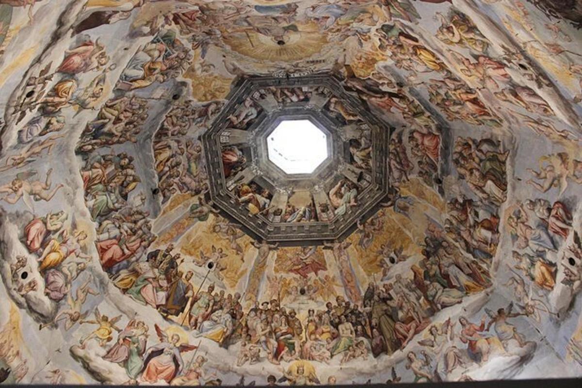 una pintura al sostre d'una església