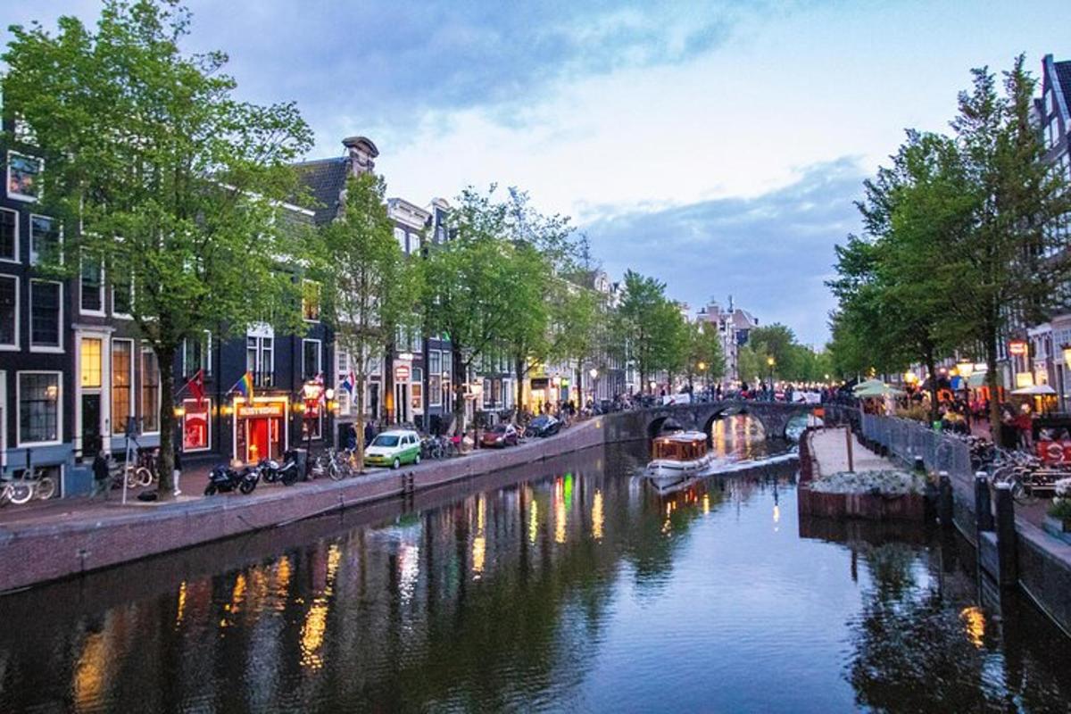 Un río en una ciudad con edificios y un canal.