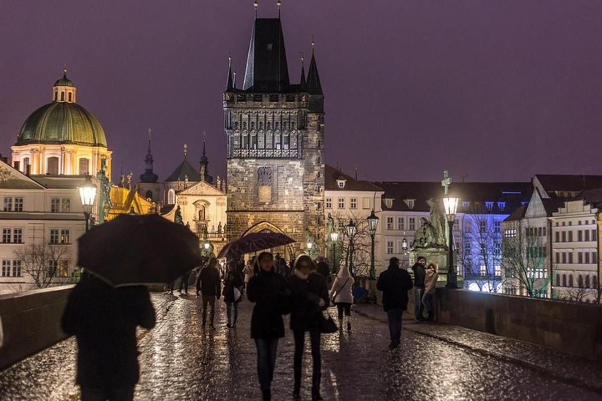 egy csoport ember sétál az utcán éjszaka