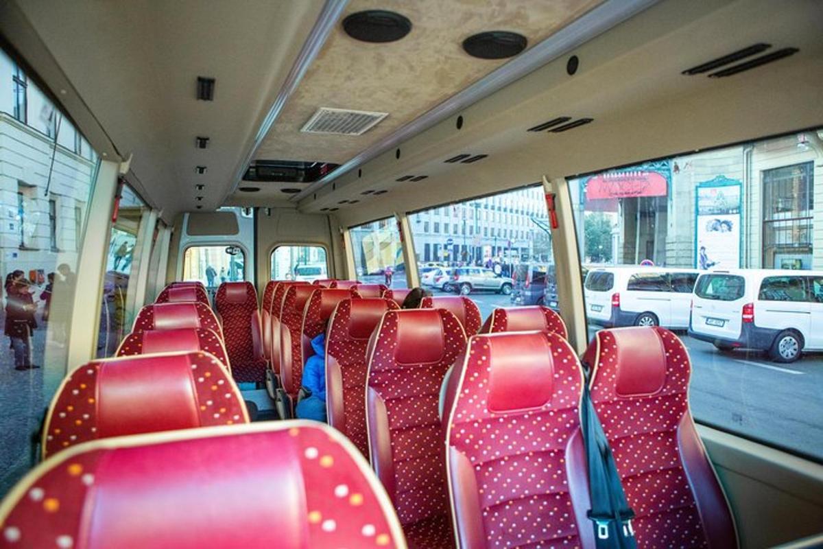 avtobus z rdečimi sedeži na mestnem avtobusu