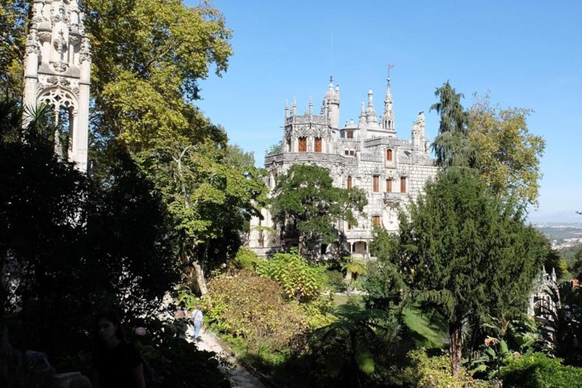 un vecchio edificio con una torre sullo sfondo