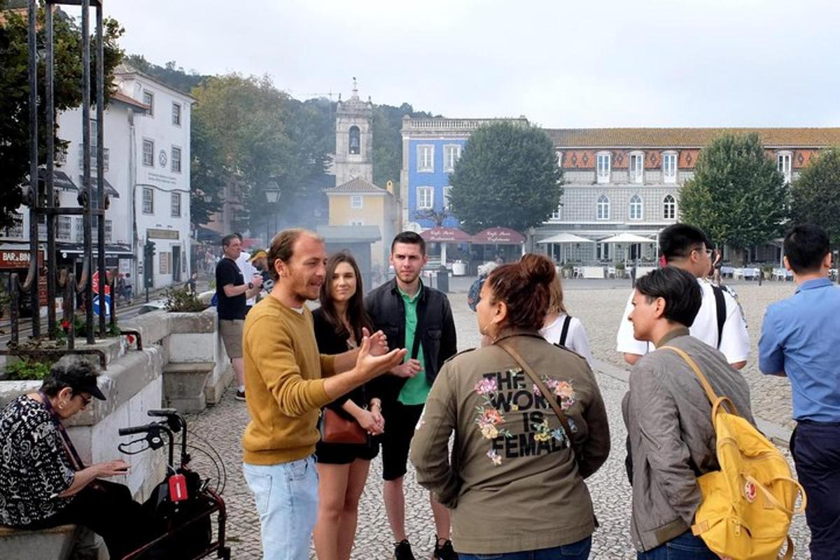 un gruppo di persone in piedi su una strada cittadina