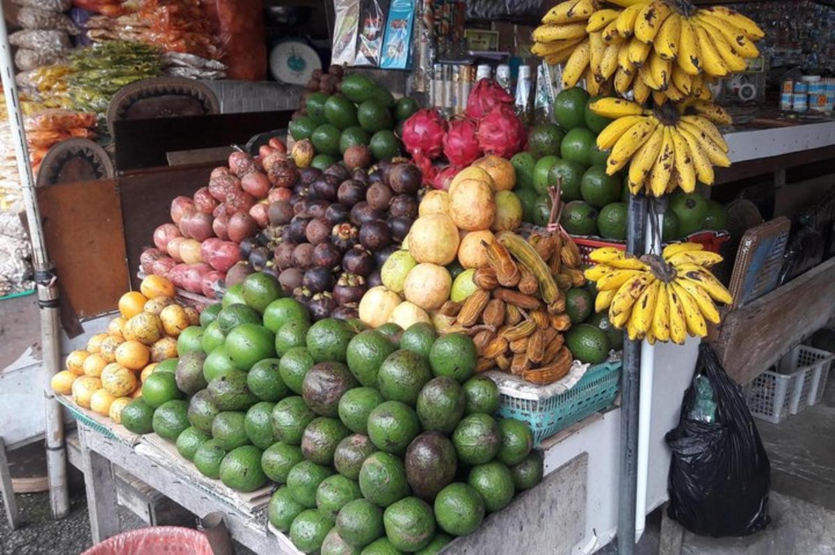 عرض للفواكه والخضروات في السوق