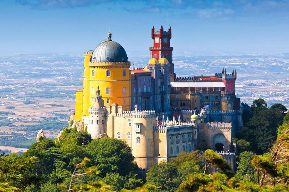 un castel așezat pe vârful unui deal