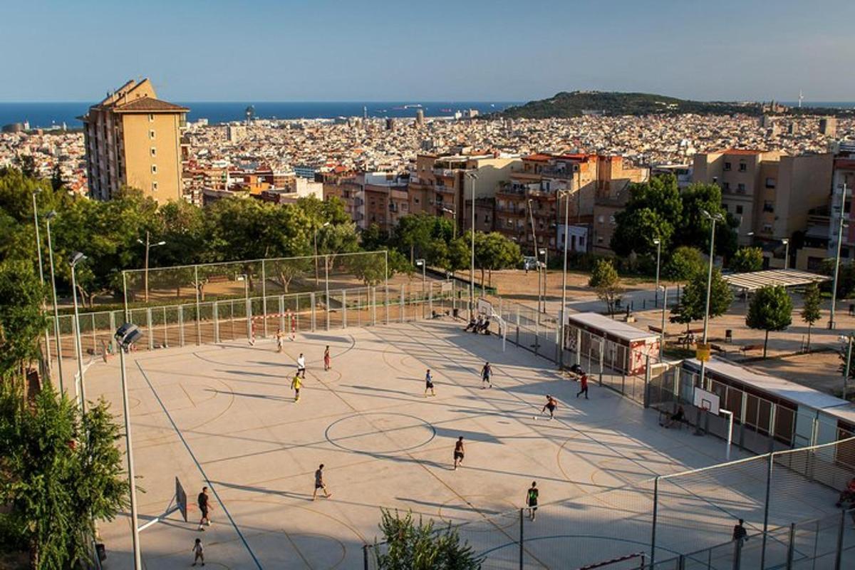 skupina lidí hrajících tenis na tenisovém kurtu