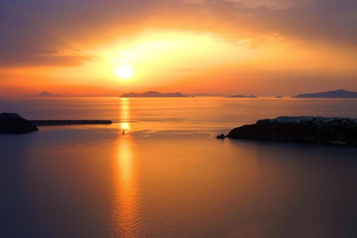 ένα ηλιοβασίλεμα πάνω από ένα υδάτινο σώμα με τη δύση του ηλίου