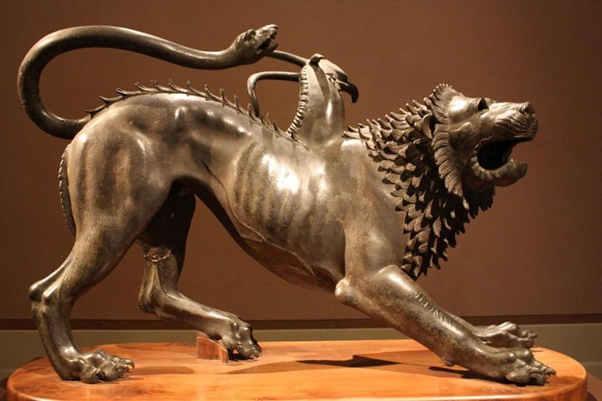 una statua in bronzo di un cavallo su un tavolo