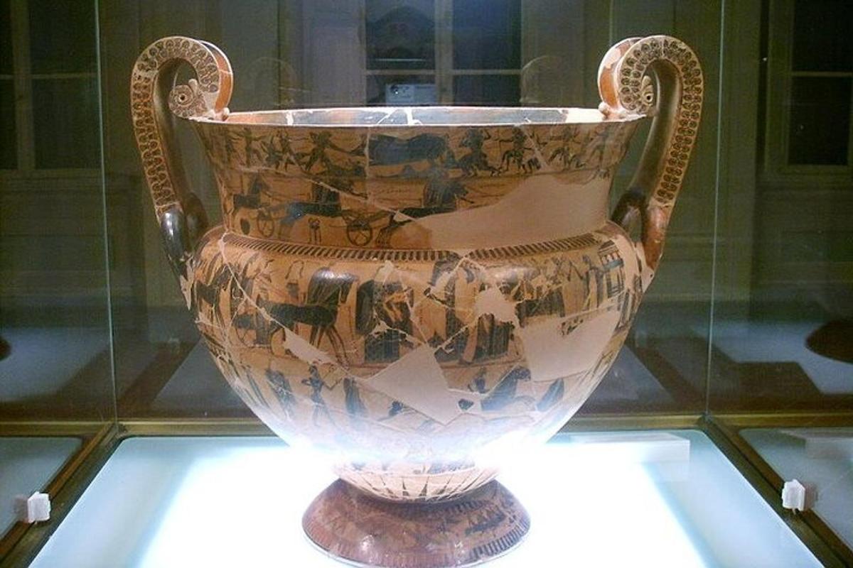 un vaso esposto in una teca di vetro