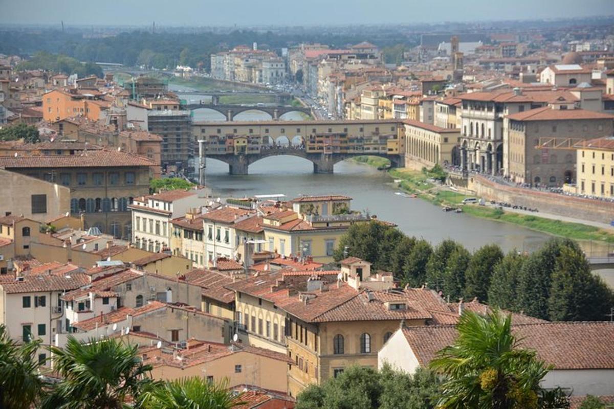 una vista di una città con un ponte sopra un fiume