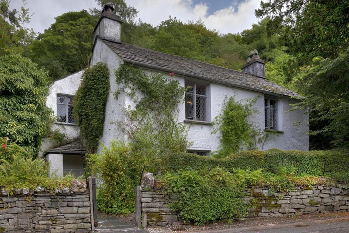 an old white house with ivy growing on it
