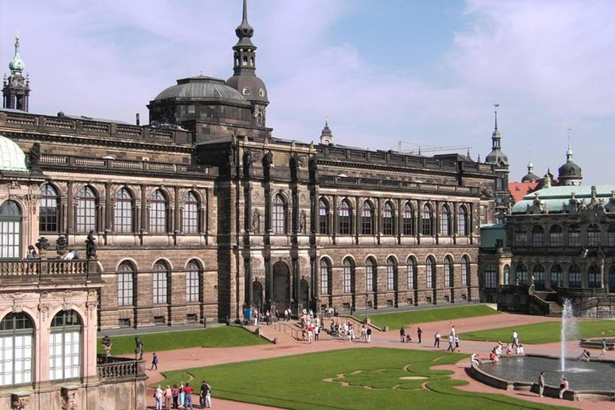 Un gran edificio con una fuente delante.