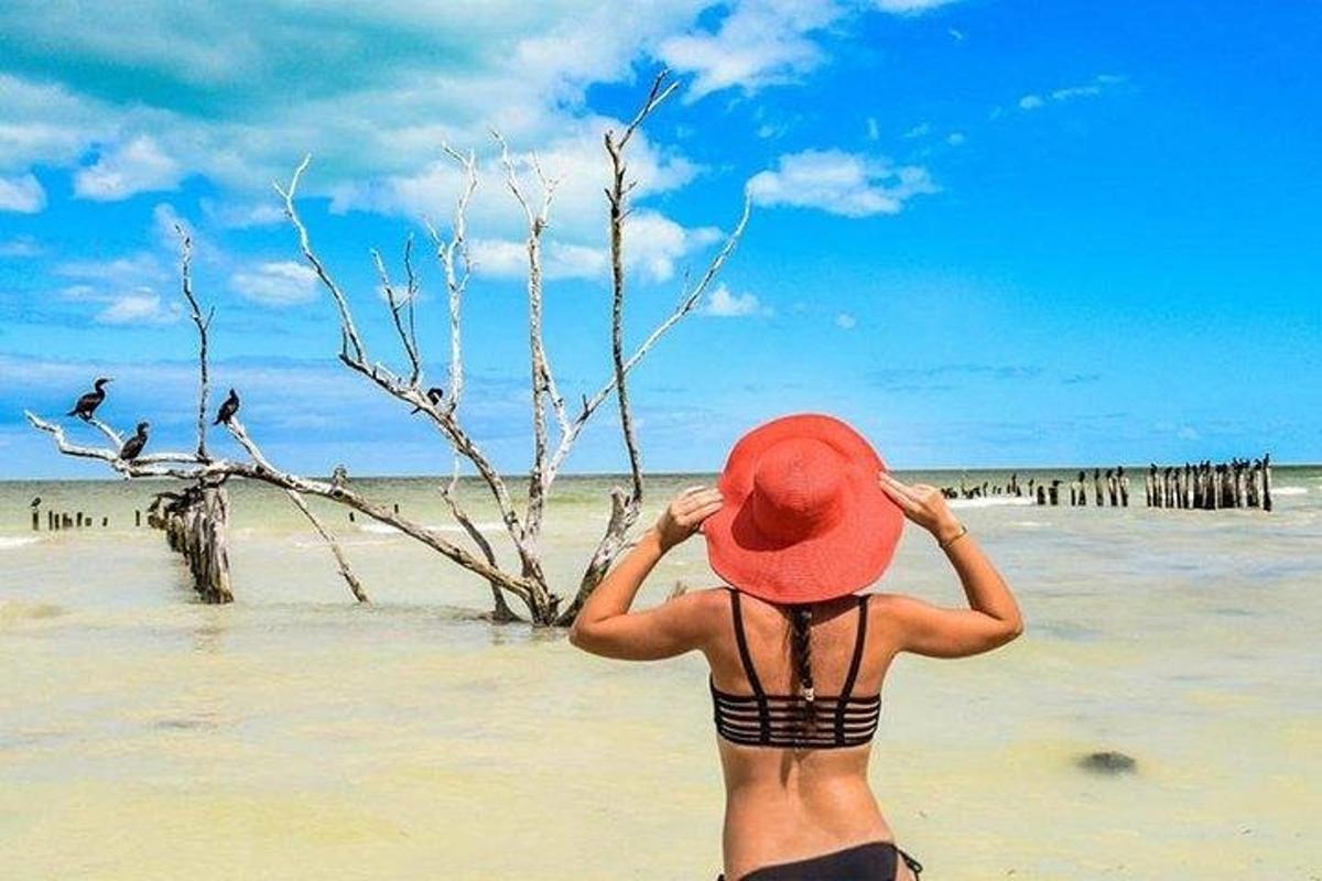 seorang wanita bertopi merah di pantai