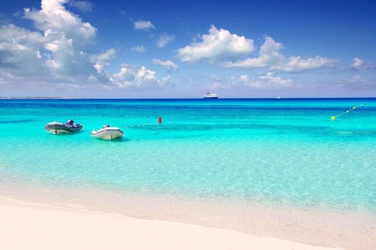due barche sedute in acqua su una spiaggia