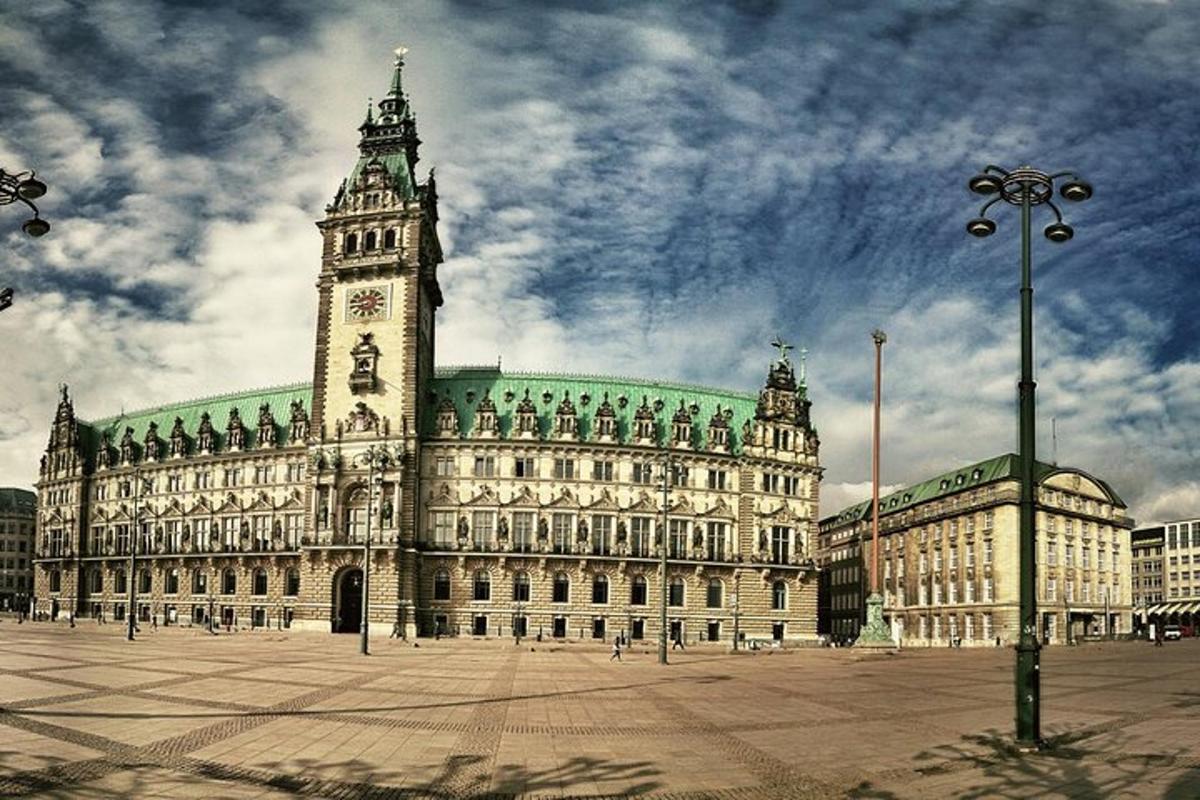 duży budynek z wieżą zegarową na szczycie
