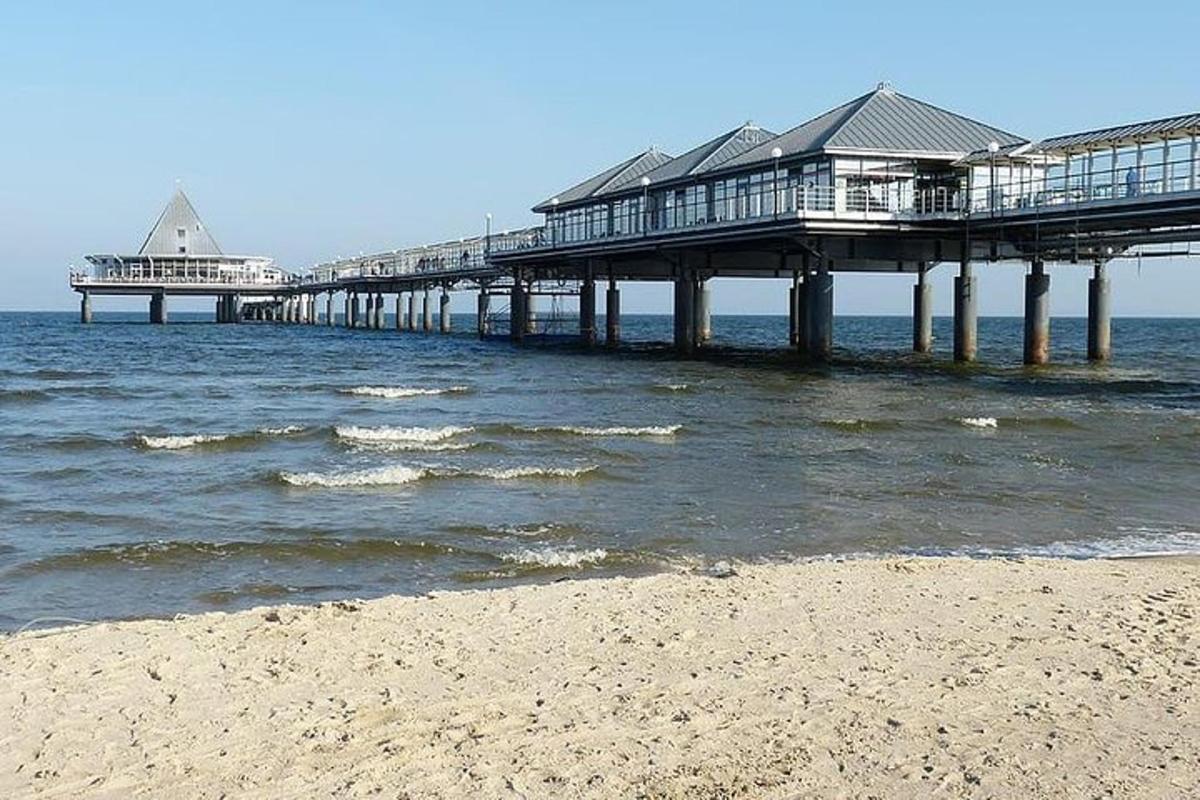 egy móló a vízen homokos stranddal