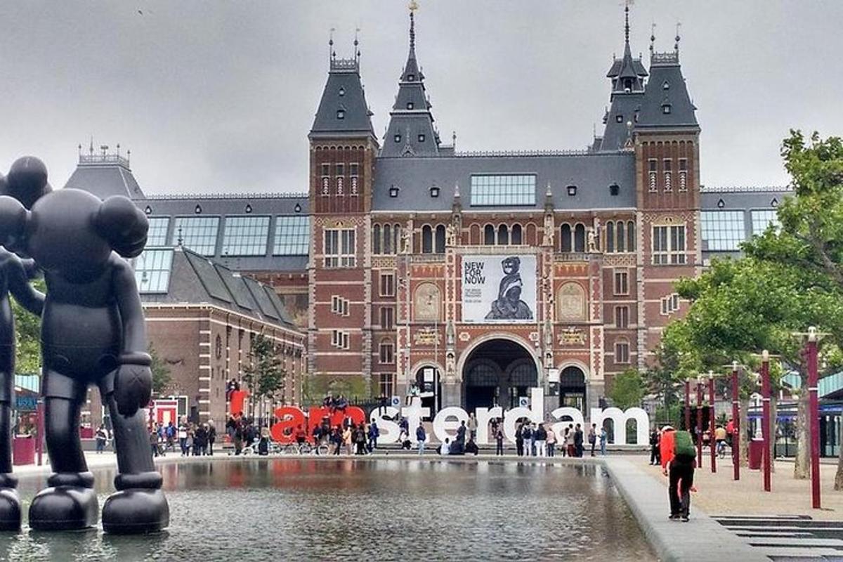 un grande edificio con una fontana di fronte