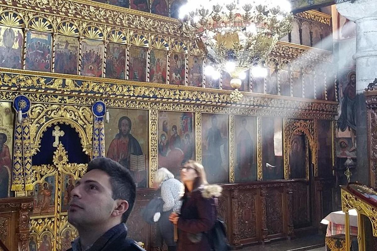 muž a žena stojící před místností s obrazy