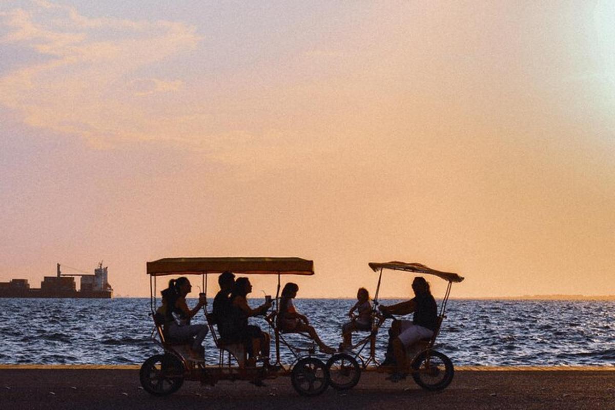skupina ljudi, ki se vozijo z golfskim vozičkom na plaži