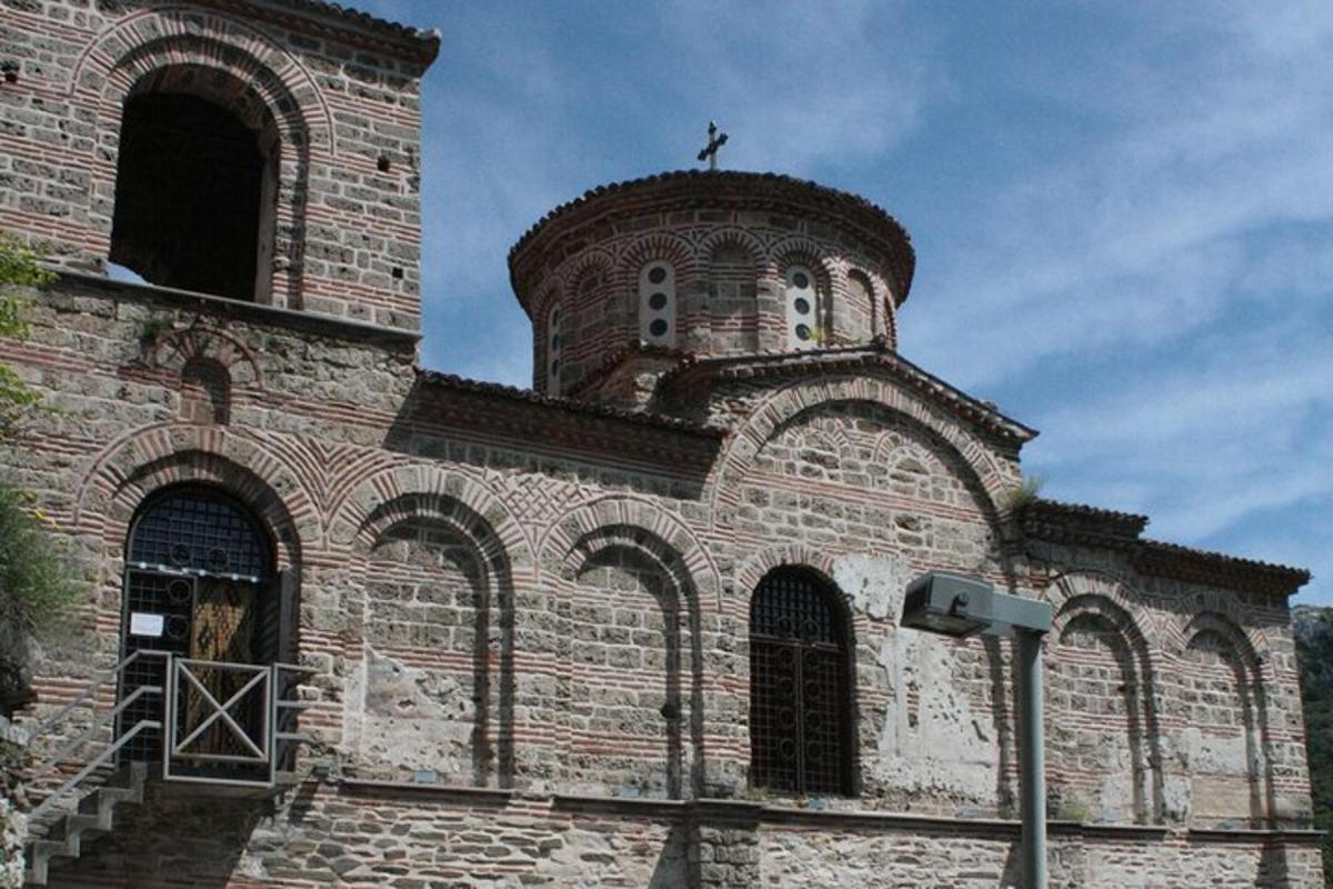 un edifici de maó amb una creu a sobre