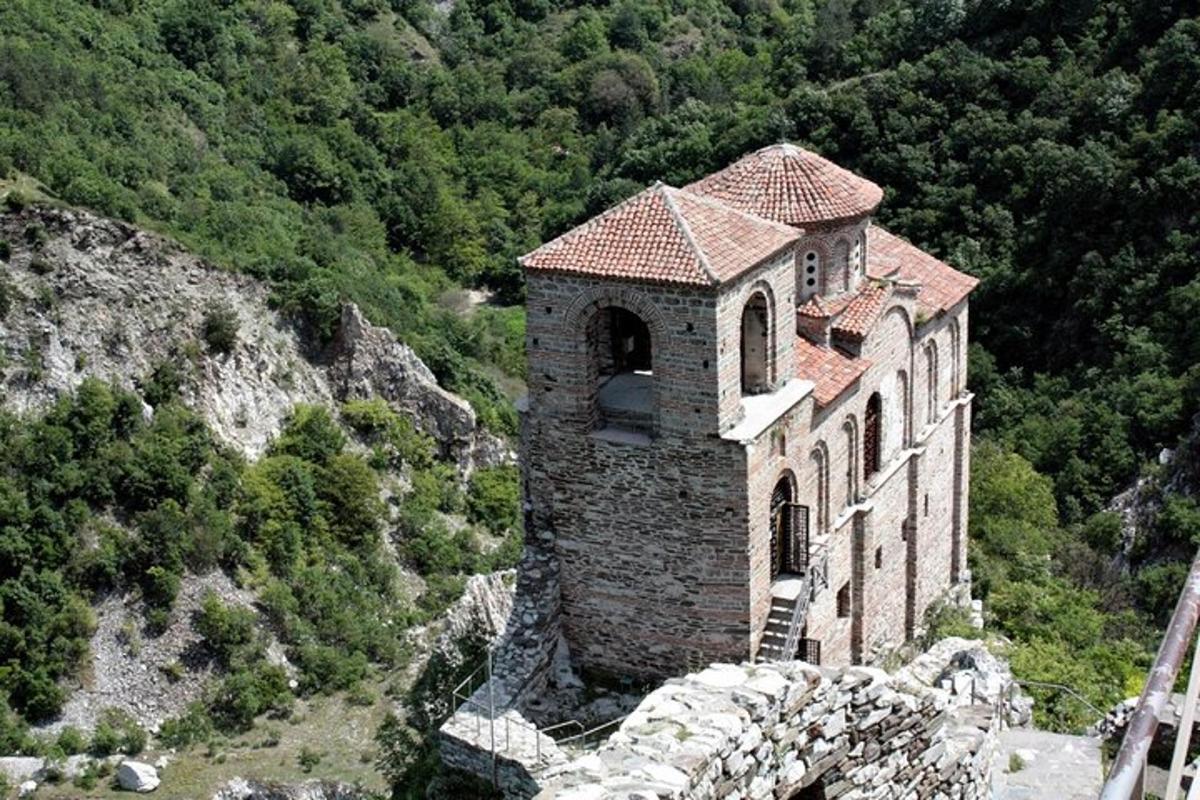 um edifício na encosta de uma montanha