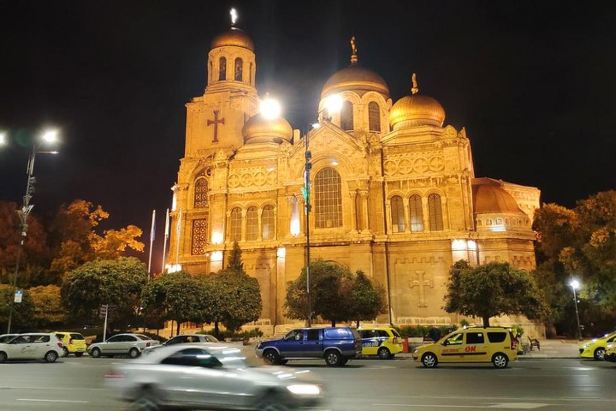 sebuah katedral besar dengan kereta diletakkan di hadapannya