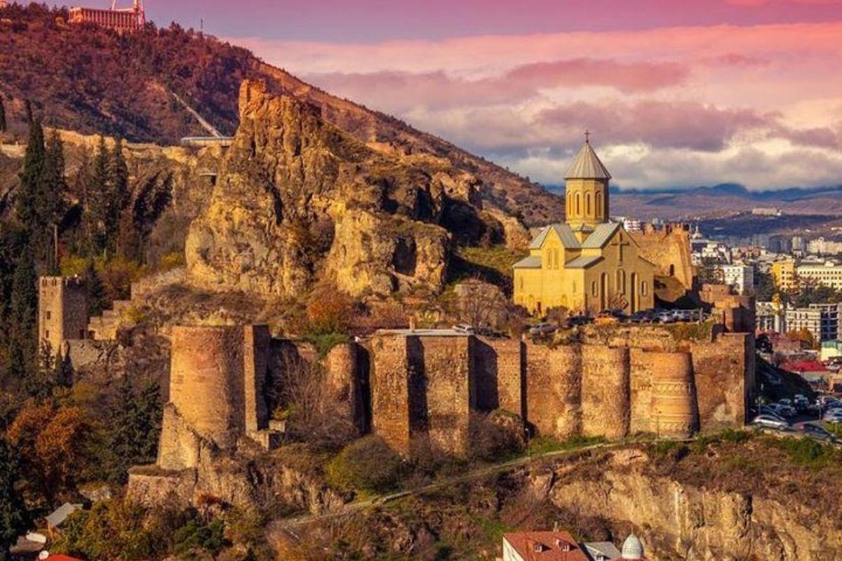 un castello in cima a una montagna con una chiesa