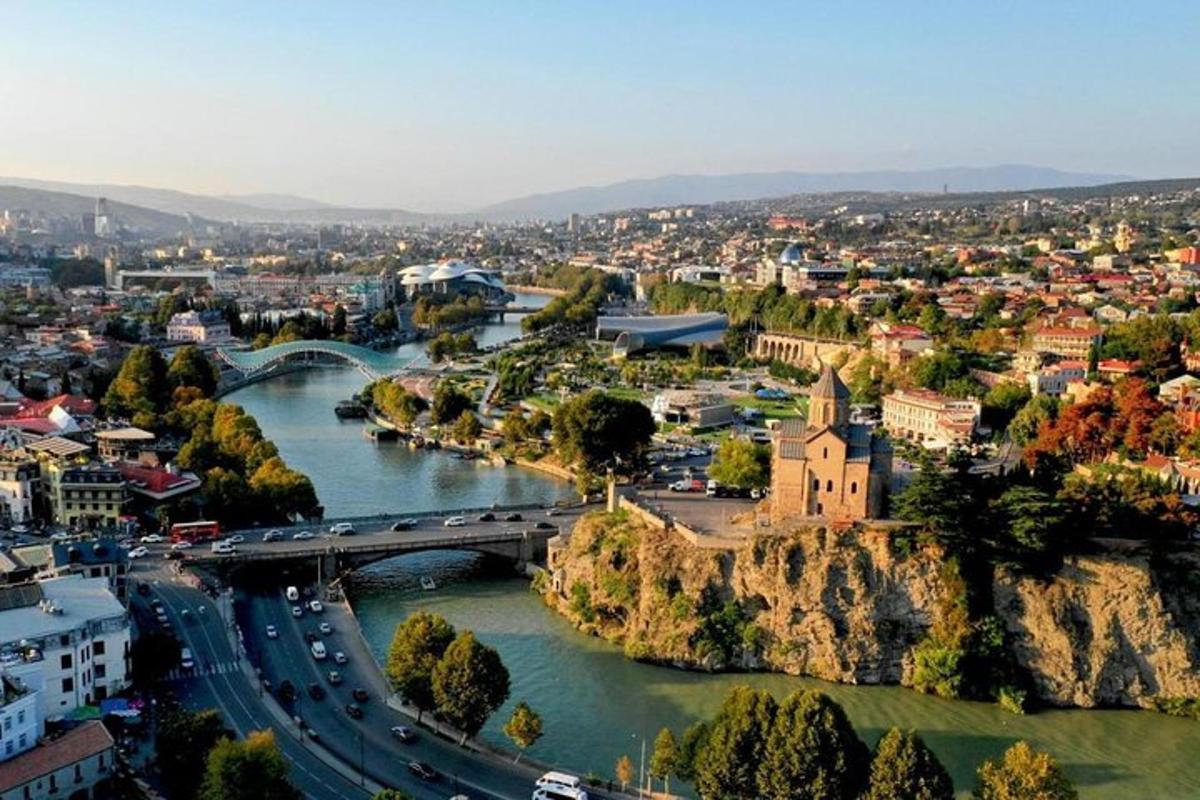 uma cidade com um rio e uma ponte