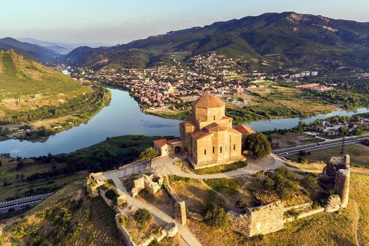 un vecchio edificio su una collina vicino a un fiume