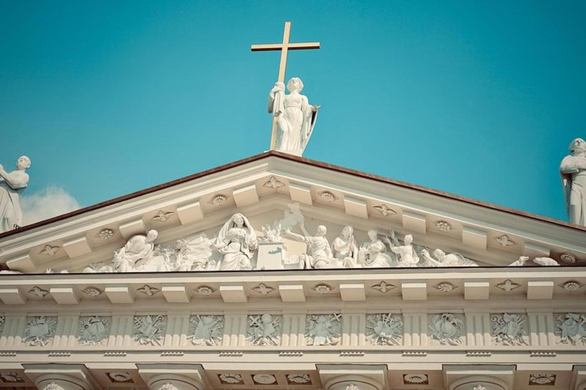 ένας σταυρός στην κορυφή ενός κτιρίου με ένα άγαλμα