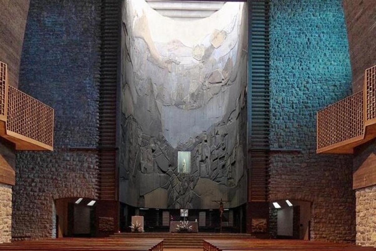 lukisan besar di dinding gereja