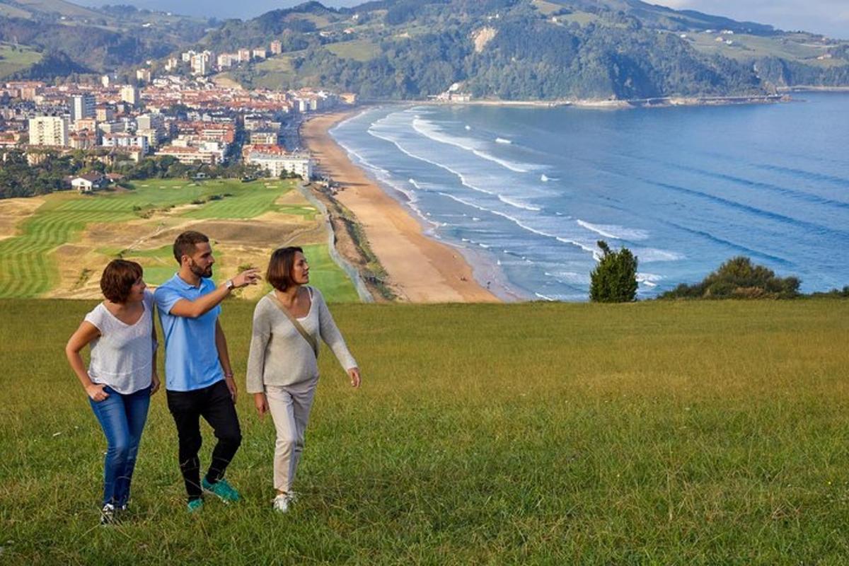 skupina ljudi, ki hodijo po hribu blizu plaže