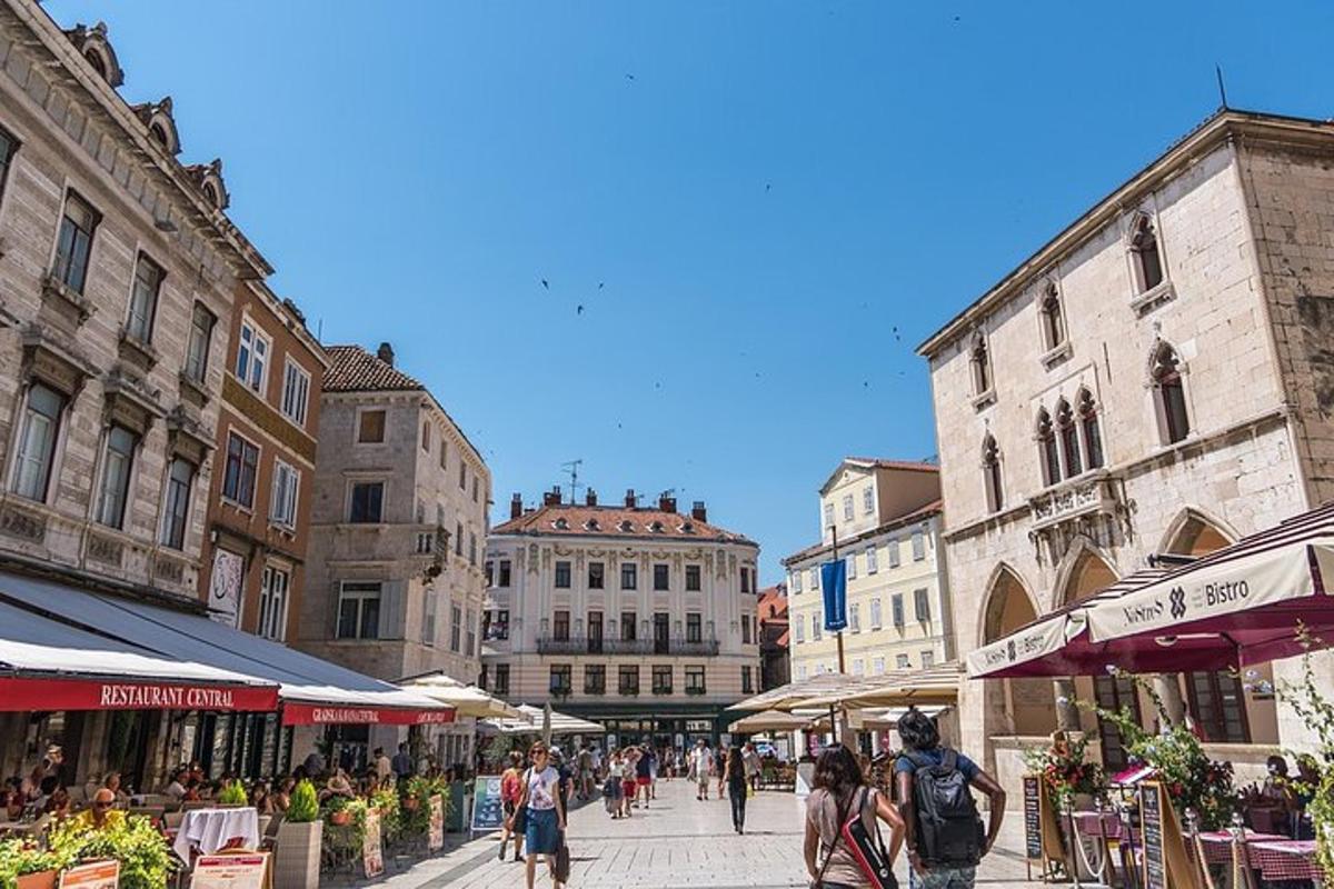 skupina ľudí kráčajúcich po mestskej ulici