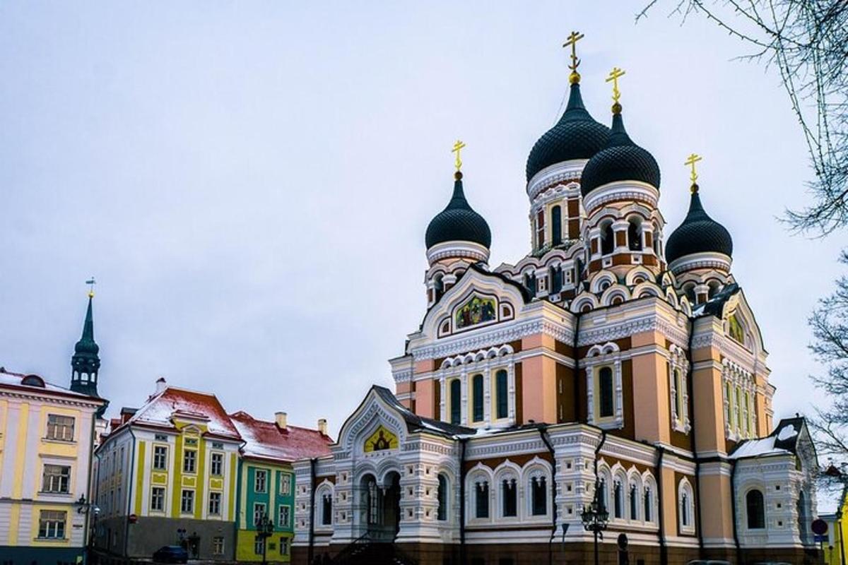 velká budova s kopulemi na vrcholu