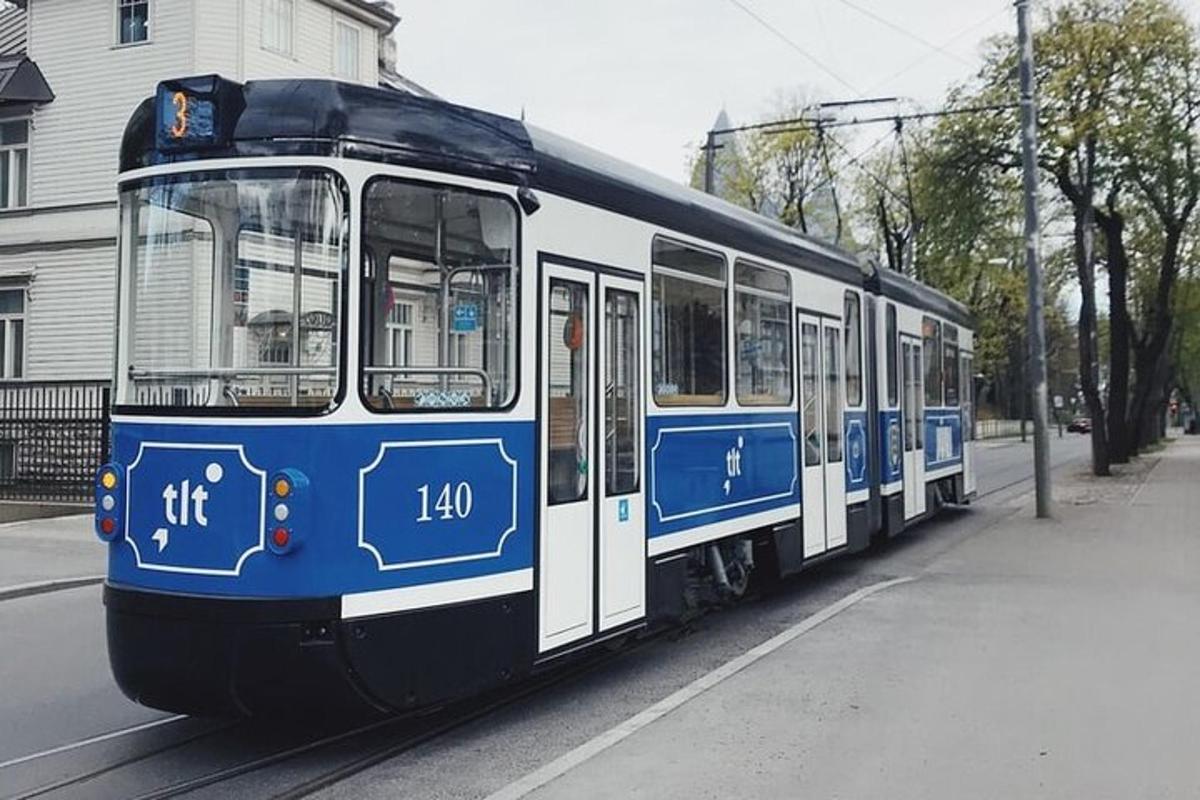 Modrobílý vlak na ulici